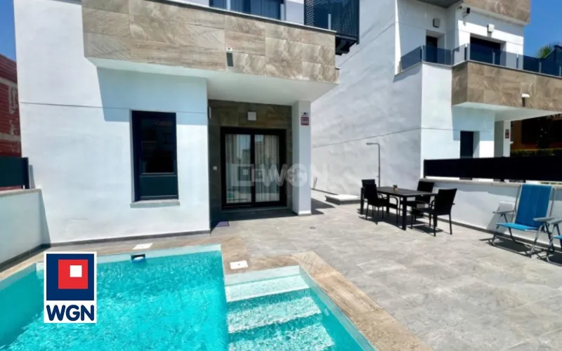 Dom na  sprzedaż Torrevieja - Komfortowy dom z prywatnym basenem, solarium na dachu i widokiem na Różową Lagunę!